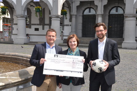 Scheckübergabe Fußballturnier 2015